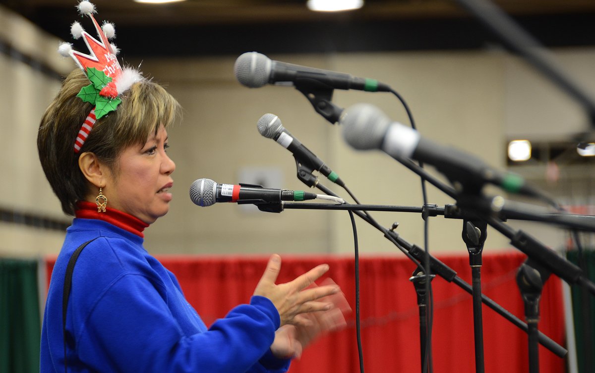 Speaking Christmas Gift event Many MICS microphones