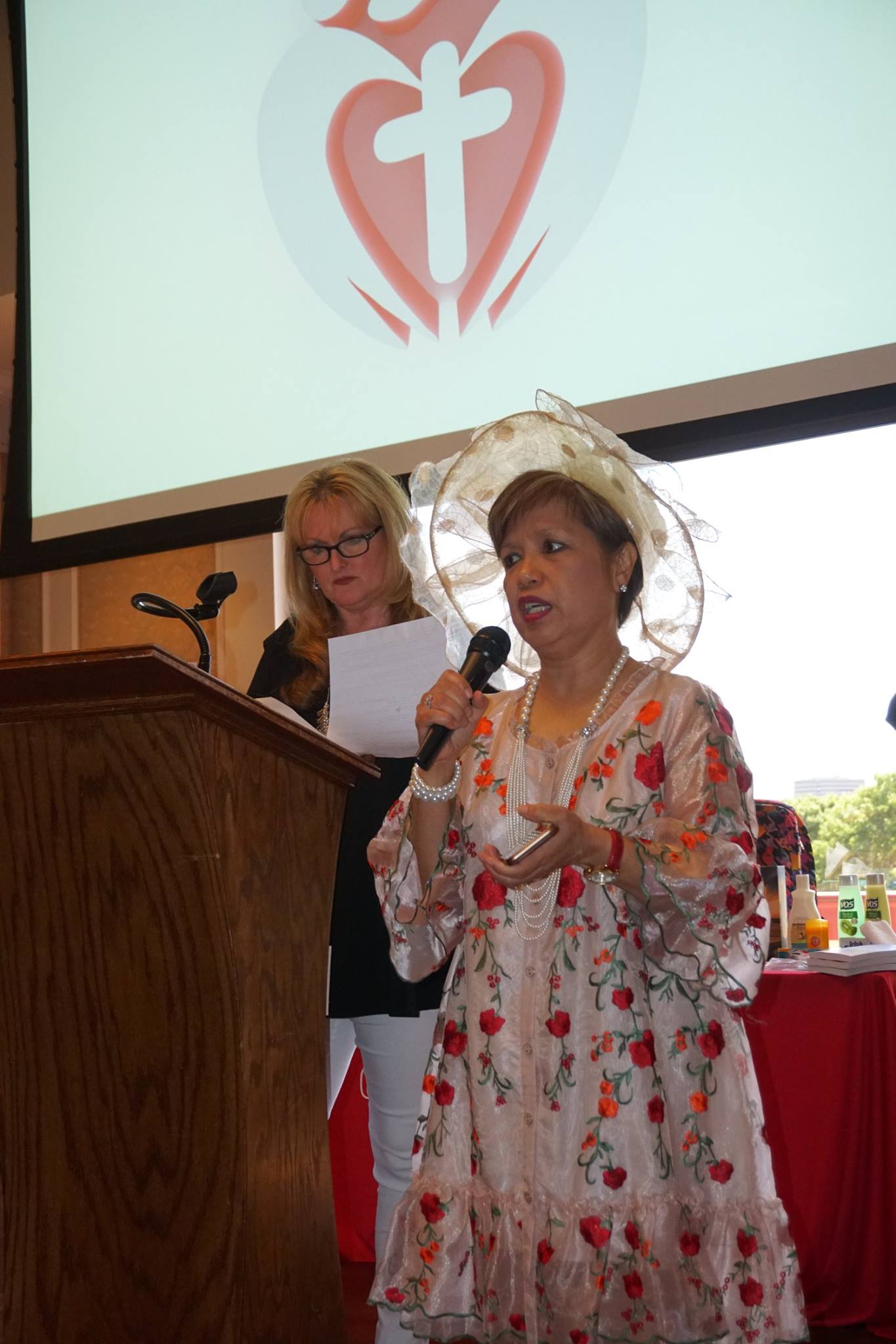 Speaking flowery dress with hat