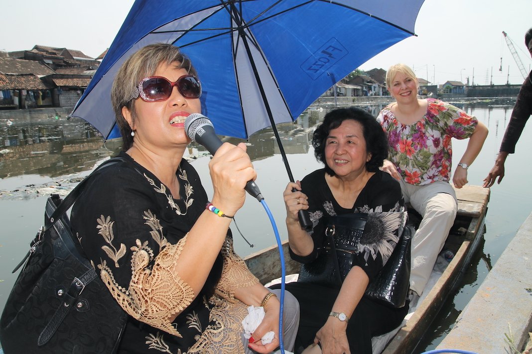 Speaking in boat canoe